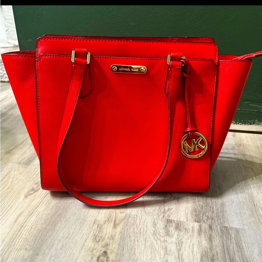 Michael Kors bag in Like New Condition! Only used a few times
